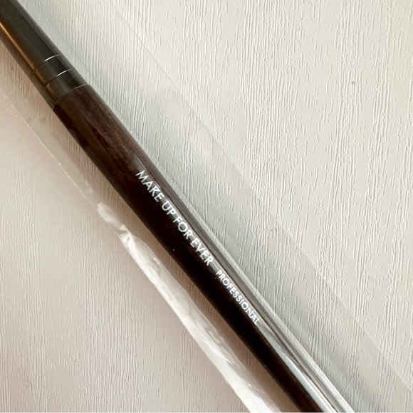 *NEW* MAKE UP FOR EVER #232 Wavy Brush - Picture 3 of 4